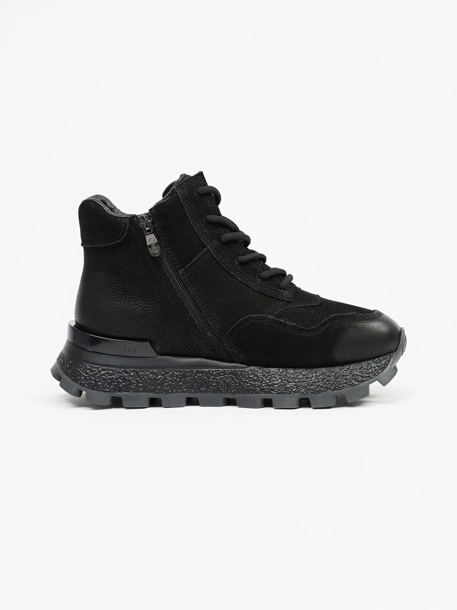 Кроссовки черного цвета на рельефной подошве